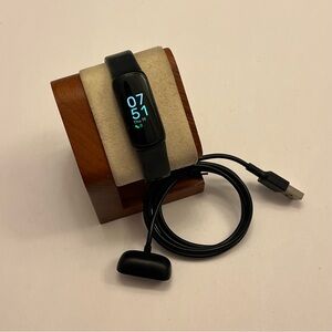 Fitbit Inspire 3 (charger included, tested, no scratches)